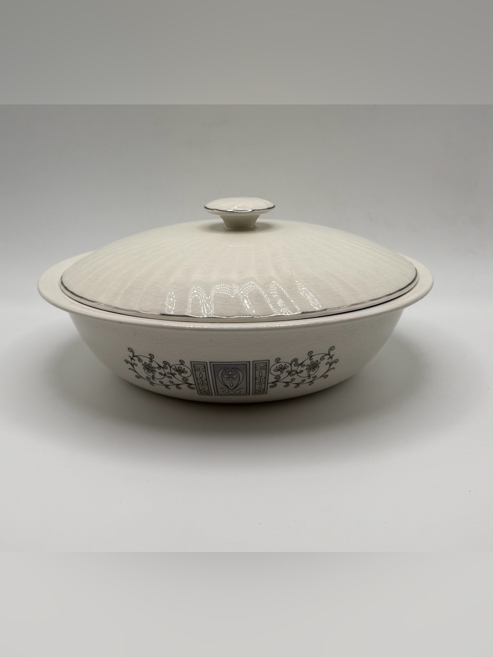 Manchester Enoch Wedgwood Covered Veggie Bowl w/Platinum Trim - England